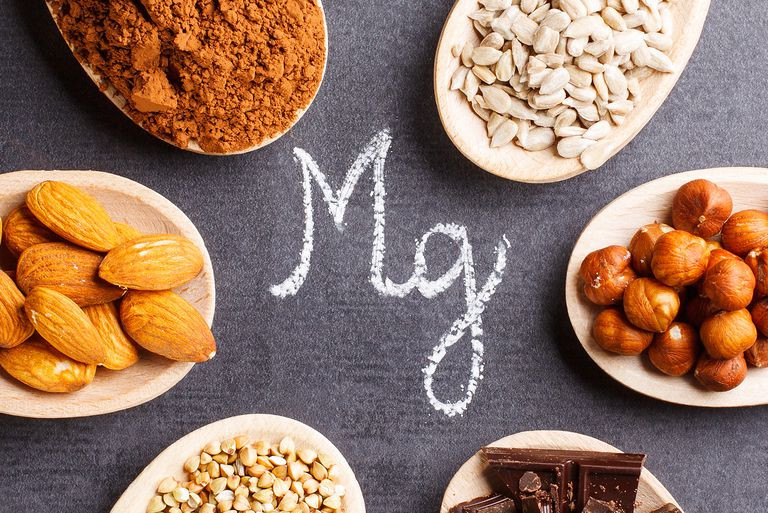 Ăn nhiều thực phẩm giàu magiê: Một số nghiên cứu nhỏ đã gợi ý rằng magiê có thể giúp trị chứng mất ngủ. Bổ sung magiê có thể cải thiện chỉ số mất ngủ - là đơn vị đo lường bản chất, mức độ nghiêm trọng và tác động của chứng mất ngủ, cũng như cải thiện độ trễ của thời gian ngủ, hiệu quả giấc ngủ, thời gian thức dậy,...