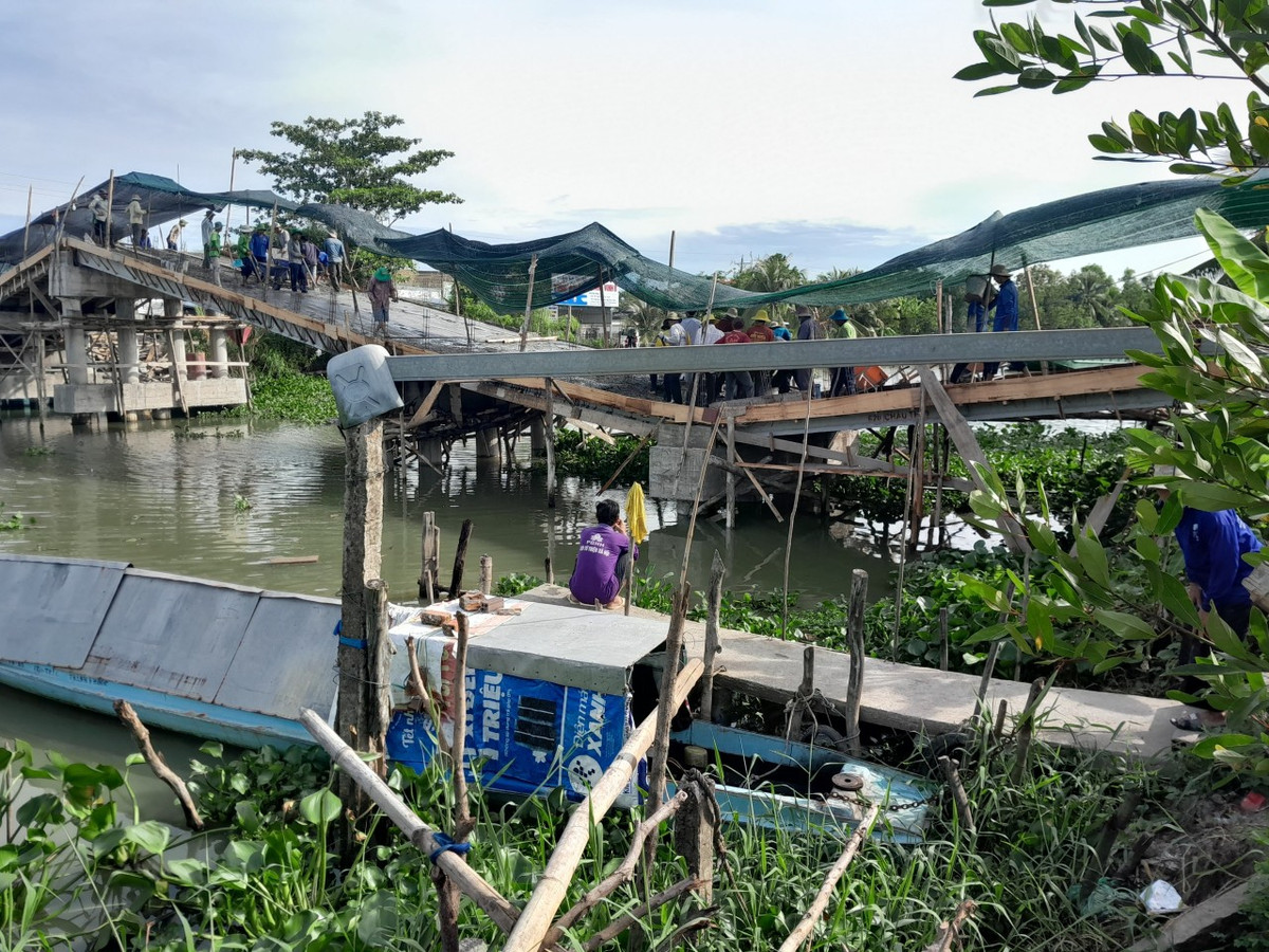 Kien Giang: Sap cau dan sinh dang thi cong