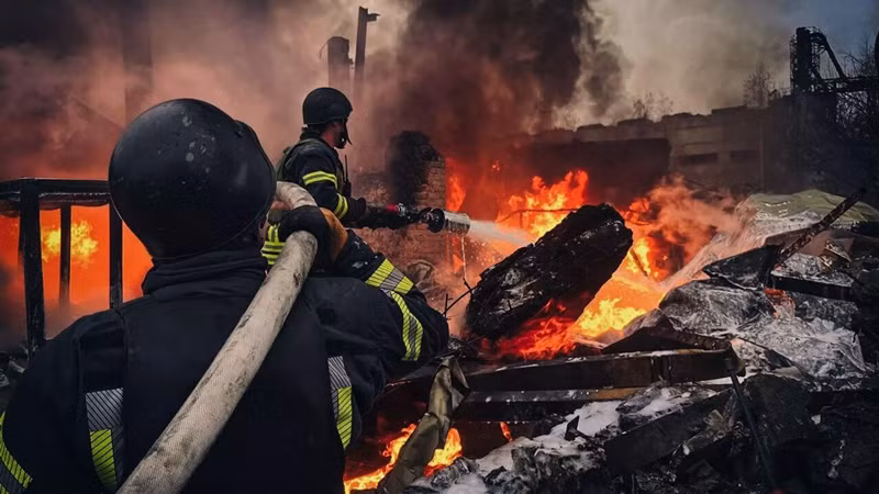Theo thông tin từ ông, tiếng nổ đã được nghe thấy ở các khu vực thuộc Kharkiv, Poltava và Ivano-Frankivsk do Kiev kiểm soát. Tuy nhiên, các nguồn theo dõi của Ukraine từ sáng sớm đã báo cáo về tình trạng báo động không kích trên hầu hết lãnh thổ của đất nước. Ảnh: Cơ quan khẩn cấp nhà nước Ukraine.