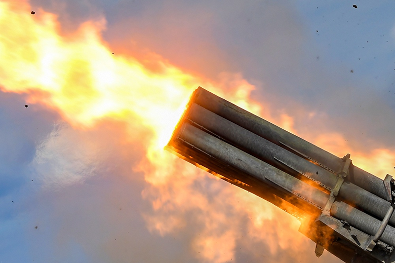 Cuộc tấn công trả đũa được thực hiện bằng vũ khí trên không và trên biển tầm xa có độ chính xác cao, cũng như các máy bay không người lái tấn công. Các mục tiêu này là những đối tượng cực kỳ quan trọng của cơ sở hạ tầng nhiên liệu và năng lượng của Ukraine, đảm bảo hoạt động của tổ hợp công nghiệp-quân sự. Ảnh: Rg.ru.