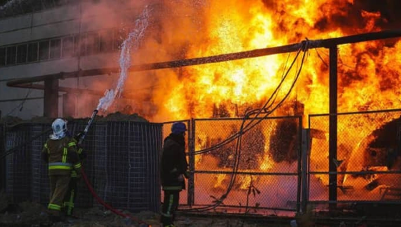 Kho chứa ngầm tại sân bay quân sự ở Starokostiantyniv (tỉnh Khmelnytskyi) cũng đã bị tiêu diệt. Các cuộc tấn công cũng nhằm vào cảng ở Odessa, nơi một phần bị mất điện và nước. Tại một số khu vực khác của Ukraine, các nhà máy nhiệt điện (TЕС) và trạm biến áp cũng đã bị tấn công. Riêng tại tỉnh Ternopil, hơn 50% dân số đã rơi vào tình trạng mất điện, theo truyền thông đưa tin. Ảnh: UP.