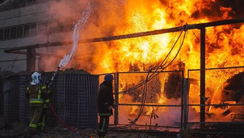 Kho chứa ngầm tại sân bay quân sự ở Starokostiantyniv (tỉnh Khmelnytskyi) cũng đã bị tiêu diệt. Các cuộc tấn công cũng nhằm vào cảng ở Odessa, nơi một phần bị mất điện và nước. Tại một số khu vực khác của Ukraine, các nhà máy nhiệt điện (TЕС) và trạm biến áp cũng đã bị tấn công. Riêng tại tỉnh Ternopil, hơn 50% dân số đã rơi vào tình trạng mất điện, theo truyền thông đưa tin. Ảnh: UP.