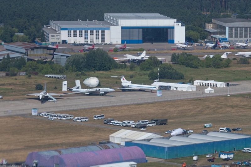 Theo các báo cáo, sân bay bị đóng cửa ở Kiev, nơi đào tạo các phi công tương lai cho máy bay chiến đấu F-16 của Mỹ, cùng với các nhà kho và nhà chứa vũ khí, đã bị tấn công. Ngoài ra, các tên lửa cũng đã phá hủy một nhà máy sản xuất UAV và sửa chữa trực thăng tại khu vực ngoại ô Boryspil. Ảnh: Avia.pro.