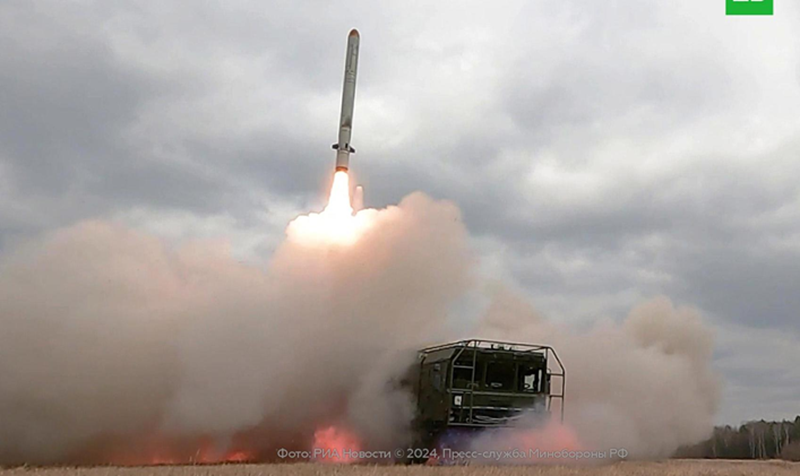 Trước đó, ông Vladimir Rogov, Chủ tịch Ủy ban về các vấn đề chủ quyền của Hội đồng Công cộng Liên bang Nga và đồng Chủ tịch Hội đồng Điều phối về hội nhập các khu vực mới, đã thông báo về vụ tấn công. Theo ông, cuộc tấn công vào cơ sở hạ tầng quan trọng của Ukraine bắt đầu vào khoảng 5 giờ Moscow. Ảnh: RT.