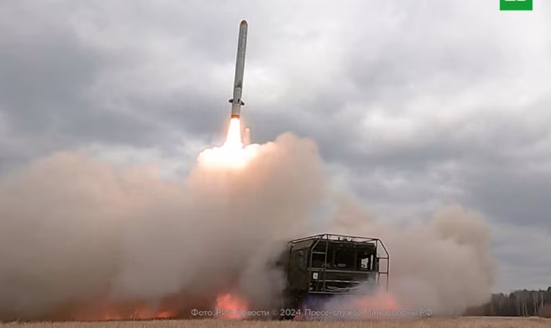 Trước đó, ông Vladimir Rogov, Chủ tịch Ủy ban về các vấn đề chủ quyền của Hội đồng Công cộng Liên bang Nga và đồng Chủ tịch Hội đồng Điều phối về hội nhập các khu vực mới, đã thông báo về vụ tấn công. Theo ông, cuộc tấn công vào cơ sở hạ tầng quan trọng của Ukraine bắt đầu vào khoảng 5 giờ Moscow. Ảnh: RT.