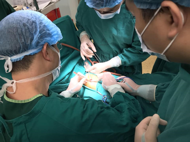 Mac benh bam sinh, be trai chao doi voi qua than nhu chum nho