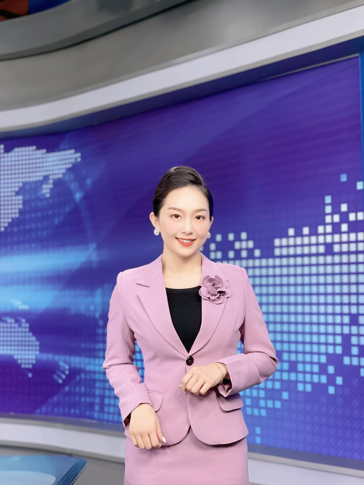 Cô nàng thường xuyên đăng tải hình ảnh làm việc lên trang cá nhân, nhận về lượt tương tác lớn. (Ảnh: FBNV)