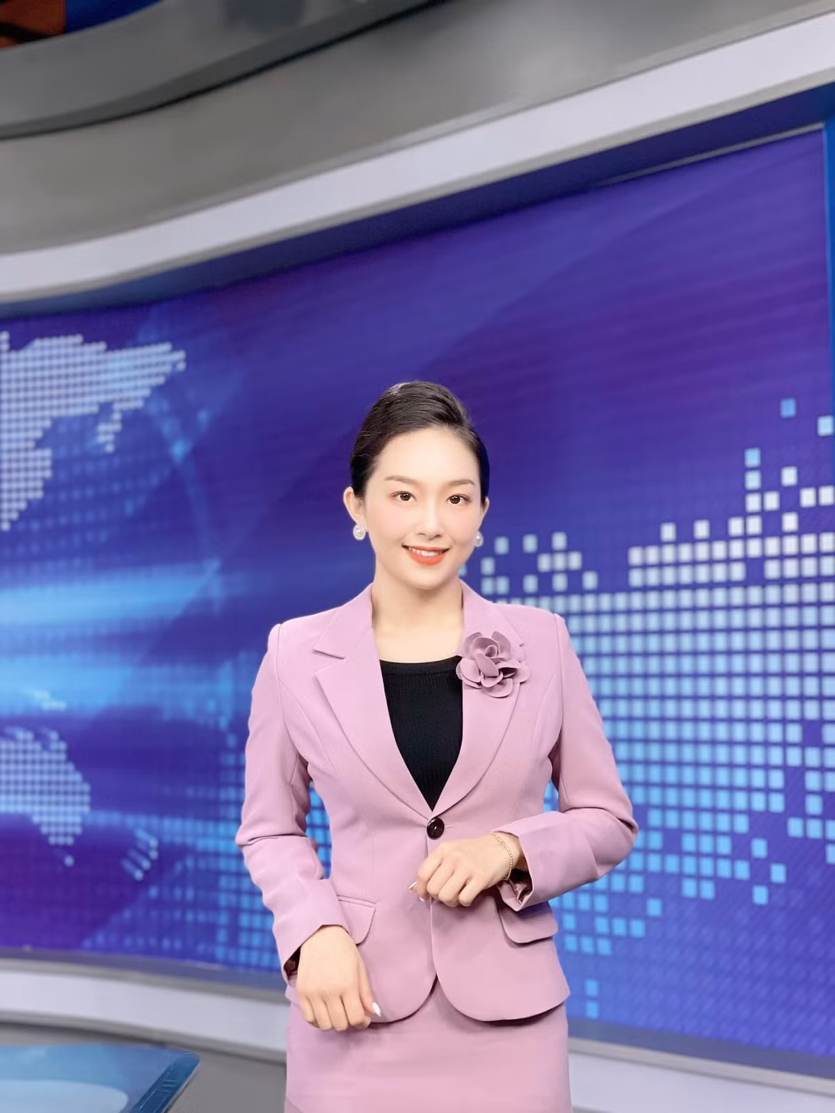 Cô nàng thường xuyên đăng tải hình ảnh làm việc lên trang cá nhân, nhận về lượt tương tác lớn. (Ảnh: FBNV)