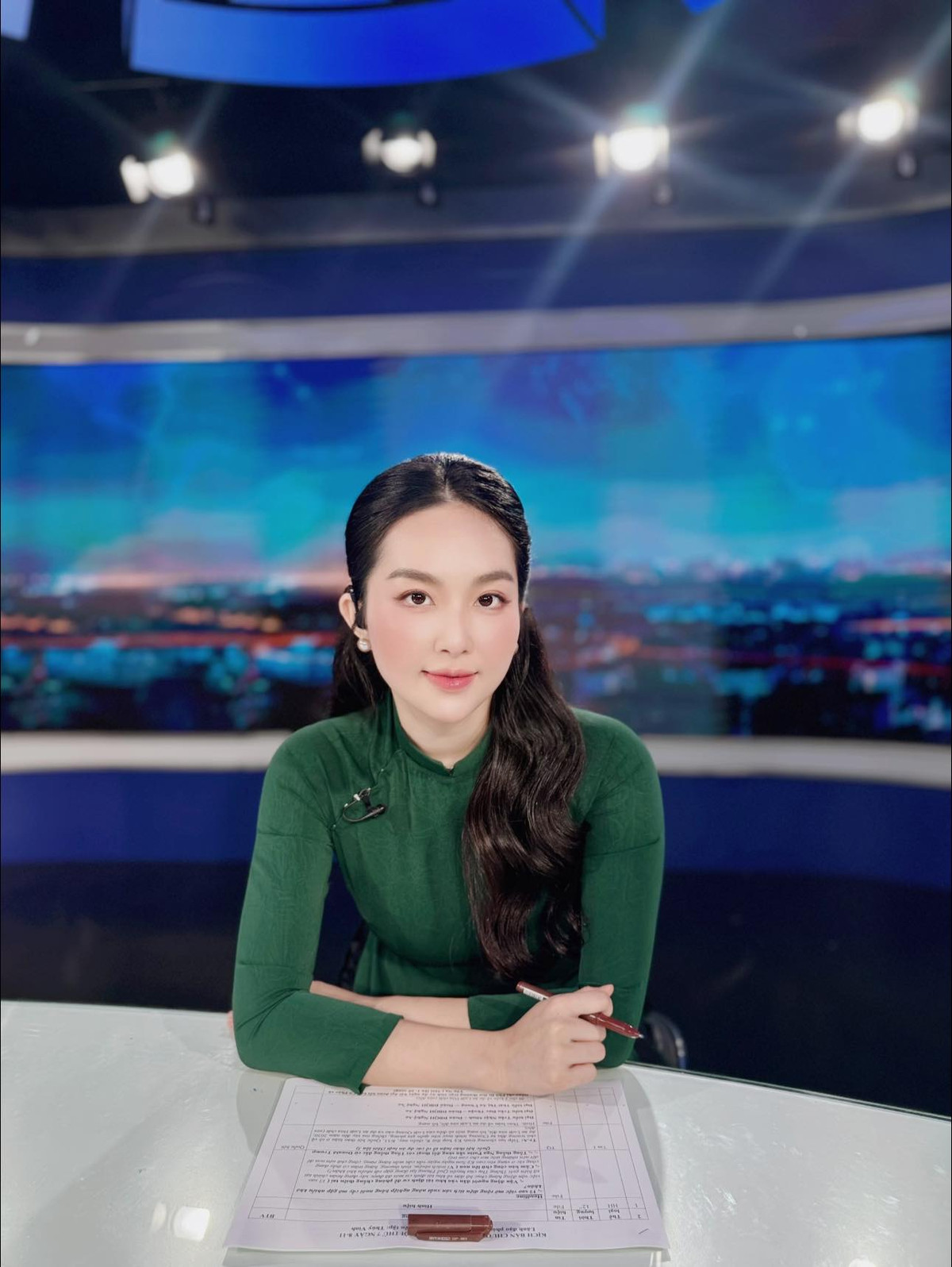 Trâm Anh tạo cho mình hình tượng quý cô thanh lịch, phù hợp với định hướng chương trình mà cô đang dẫn dắt.