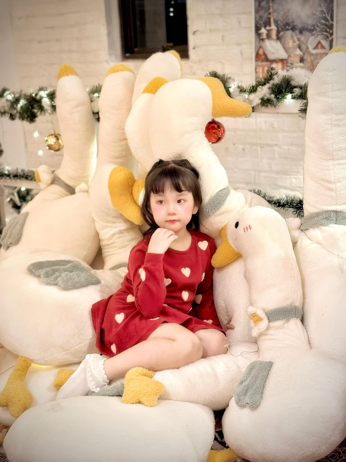 Em bé nhà nữ MC sở hữu vẻ ngoài dễ thương, đáng yêu, được nhiều người nhận xét sở hữu những đường nét thanh tú từ mẹ.