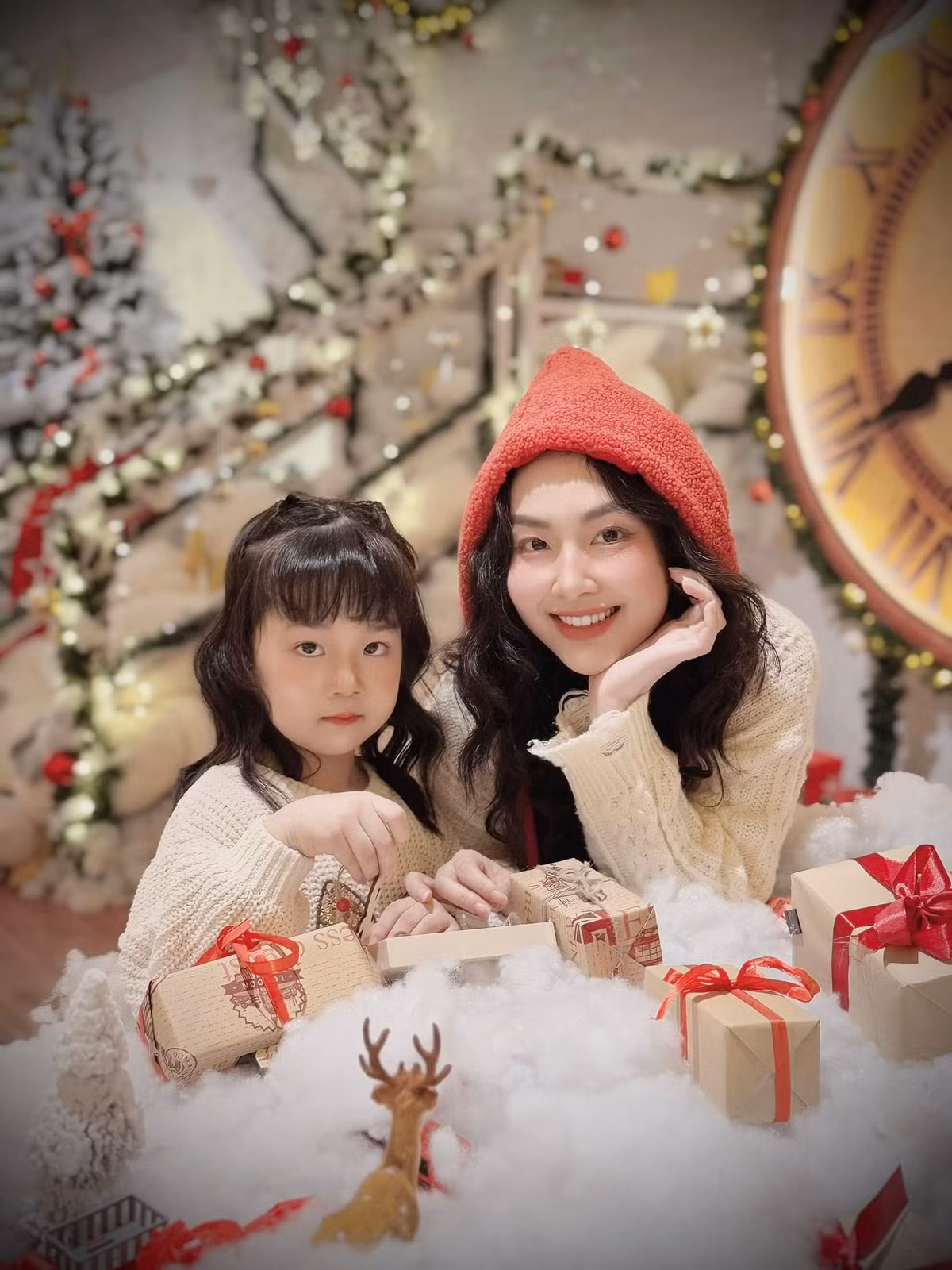 Cũng vì vẻ ngoài trẻ trung nên không nhiều người nghĩ rằng cô nàng đã là mẹ 2 con. Trên trang cá nhân, Trâm Anh ít khi đăng ảnh con nên mới đây, khi cô nàng đăng bộ ảnh Noel cùng con gái, nhiều người đã bày tỏ sự ngạc nhiên.