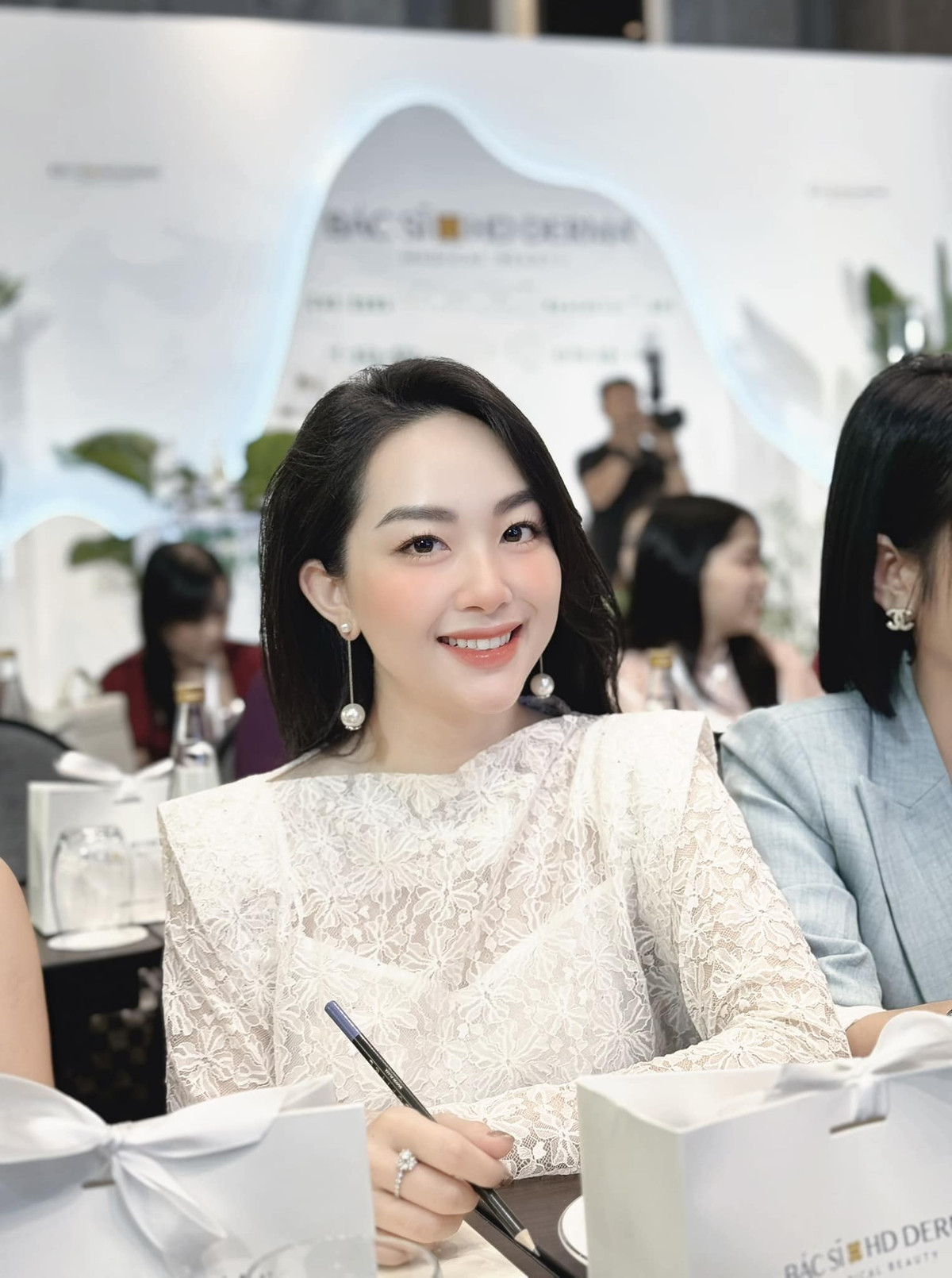 Ở ngoài đời, Trâm Anh được nhận xét có gương mặt xinh dịu hiền cùng phong cách ăn mặc tôn dáng.