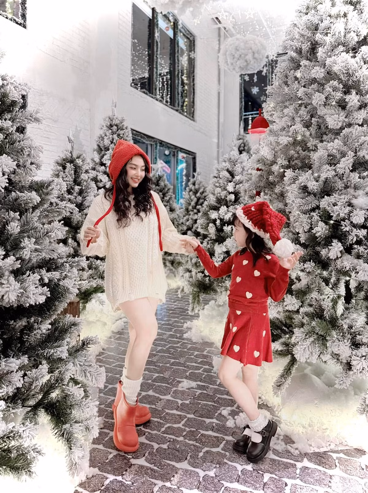 Cùng với bộ ảnh, Trâm Anh bày tỏ: "Bình thường mẹ giấu con kỹ lắm, nhưng hôm nay thấy cảnh ở Eco Central Park đẹp quá nên tranh thủ cho con lên sóng. Không gian Noel ở đây thật sự ấn tượng, lung linh nhưng không quá màu mè, rất thích hợp để chụp ảnh kỷ niệm".