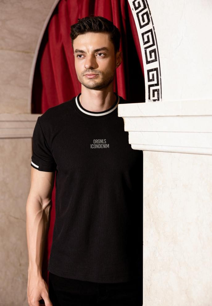 Ngoài tiếng mẹ đẻ Brazil, Jordan thông thạo tiếng Tây Ban Nha, Anh. Siêu mẫu cũng dành nhiều thời gian học tiếng Việt với một cô giáo người Huế.