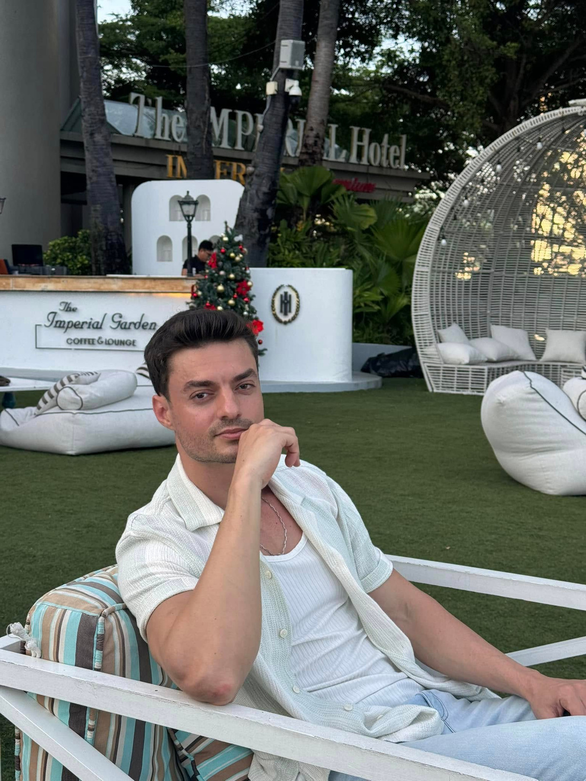 Jordan không chỉ là một siêu mẫu, anh còn là một người đam mê khám phá văn hóa. Anh say mê học tiếng Việt, thưởng thức ẩm thực đường phố và hòa mình vào nhịp sống sôi động của thành phố Hồ Chí Minh.