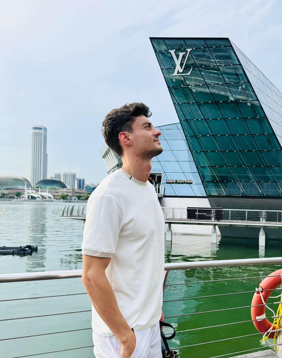 Jordan Goncalves cũng yêu thích áo dài, nón lá, thường xuyên đem theo trong các chuyến du lịch. Ngoài thời trang, anh còn mê ẩm thực gồm phở, bánh cuốn, bún bò, cơm tấm. (Ảnh: FBNV)