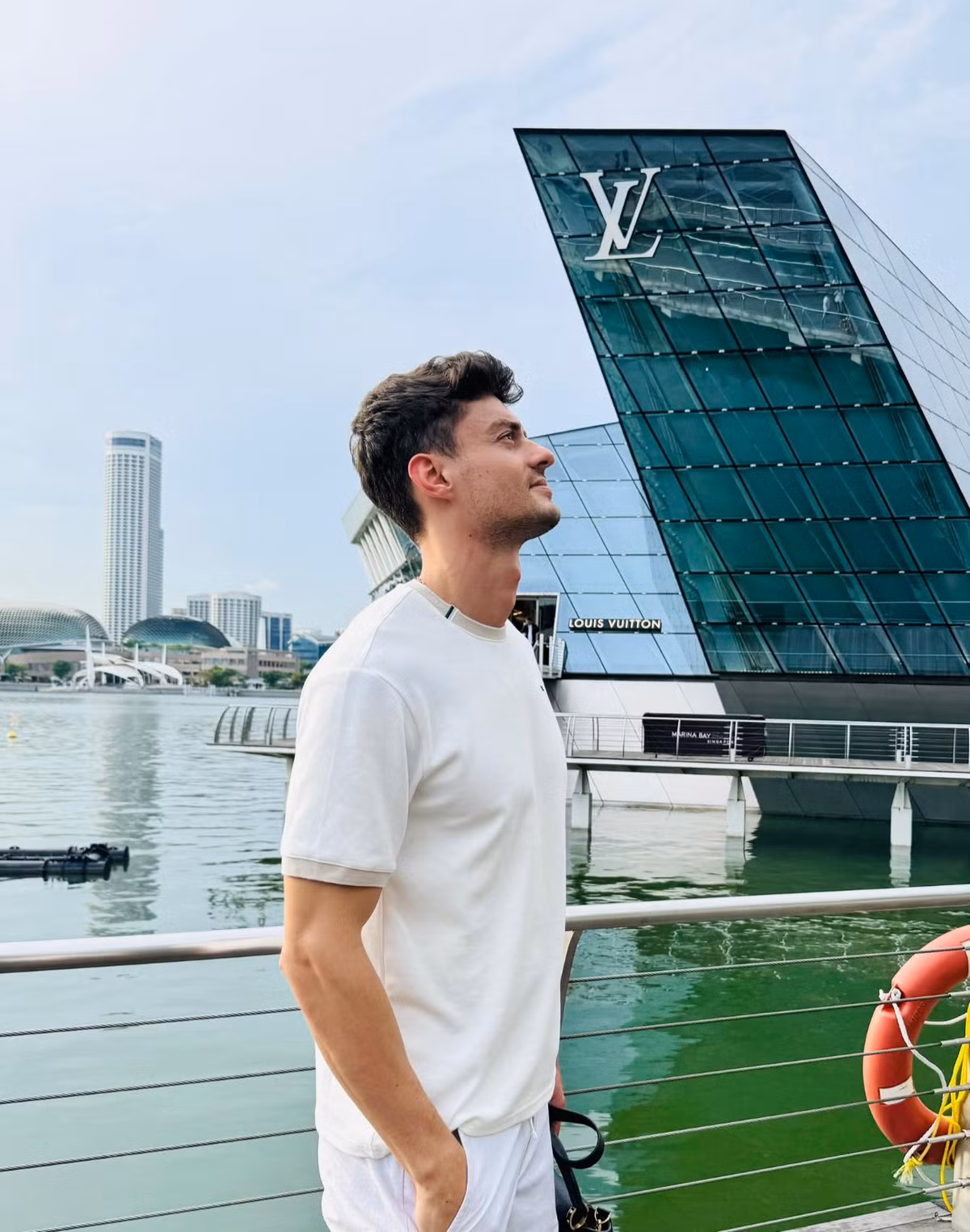 Jordan Goncalves cũng yêu thích áo dài, nón lá, thường xuyên đem theo trong các chuyến du lịch. Ngoài thời trang, anh còn mê ẩm thực gồm phở, bánh cuốn, bún bò, cơm tấm. (Ảnh: FBNV)