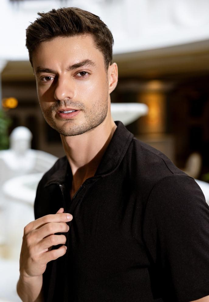 Jordan Goncalves sinh năm 1994, mang trong mình dòng máu lai Brazil và Italia. Anh sở hữu gương mặt đậm chất điện ảnh, hòa trộn đặc trưng giữa Mỹ La Tinh với nét lịch lãm châu Âu.