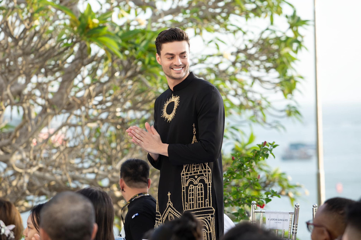 Nam người mẫu mặc áo dài truyền thống Việt Nam trong một sự kiện. Jordan hoạt động tích cực trong showbiz với nhiều vai trò. Anh từng đóng MV của ca sĩ Đông Nhi, Thu Minh, Nhật Kim Anh, Hồ Ngọc Hà, tham gia các sự kiện thời trang, quảng cáo…