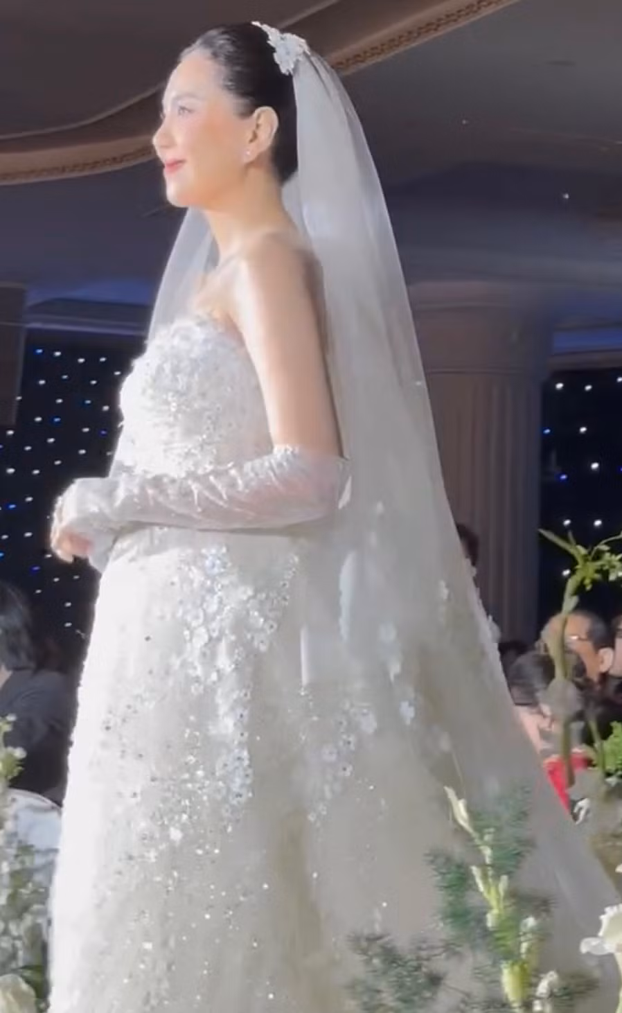 Trước và sau đám cưới, Mai Ngọc đều kín tiếng. Cô không tiết lộ thông tin, hình ảnh với khán giả, truyền thông, số lượng khách mời trong đám cưới của nữ MC cũng không nhiều.