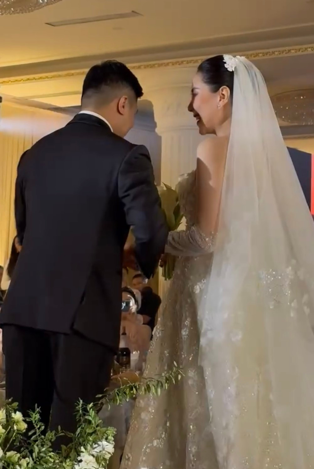 Chỉ nhìn thấy chú rể từ phía sau, thế nhưng nhiều người đoán rằng anh có ngoại hình trẻ trung, lịch lãm.