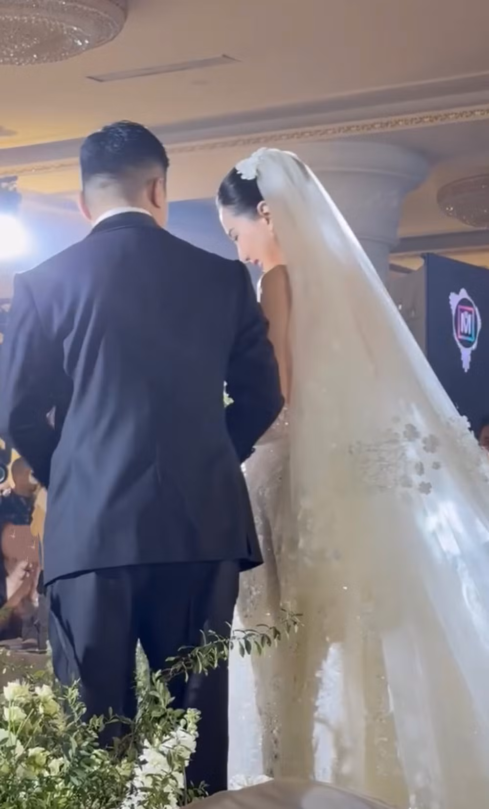 Trong những hình ảnh hiếm hoi từ đám cưới của Mai Ngọc, người đẹp diện váy cưới cúp ngực đính kết lộng lẫy. Còn chú rể diện vest lịch lãm.