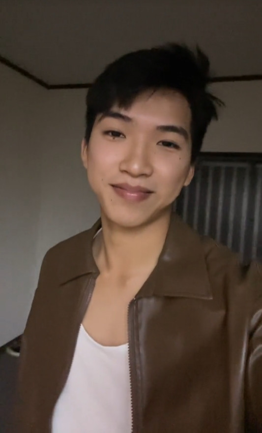 HIEUTHUHAI (tên thật Trần Minh Hiếu, sinh năm 1999) đang là ngôi sao đình đám của dòng nhạc rap nói riêng và thị trường nhạc Việt nói chung. Chính vì vậy, việc xuất hiện một chàng trai có ngoại hình tương tự anh chàng rapper khiến nhiều người cảm thấy vô cùng thích thú.