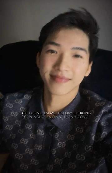 "Ê không nhìn kĩ thì không nhận ra được luôn đó, giống Hiếu thứ hai quá đi mất", "Tôi đang tính cmt HIEUTHUHAI đẹp trai quá", "Rất Hiếu Thứ Hai nhưng lại Đoàn Văn Hậu" - Netizen bình luận dưới những video của anh chàng.