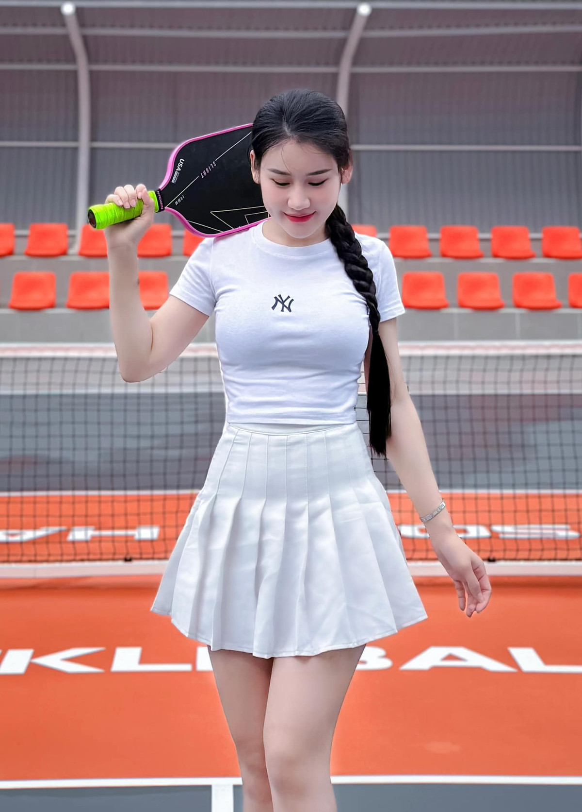 Cô nàng chăm chỉ luyện tập để giữ được vóc dáng thon gọn.