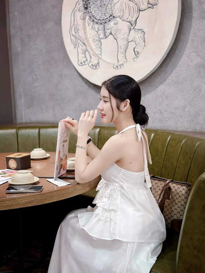 Anh Phương từng được lựa chọn tham gia bình luận khai mạc Euro và "gây sốt" MXH nhờ ngoại hình nổi bật.