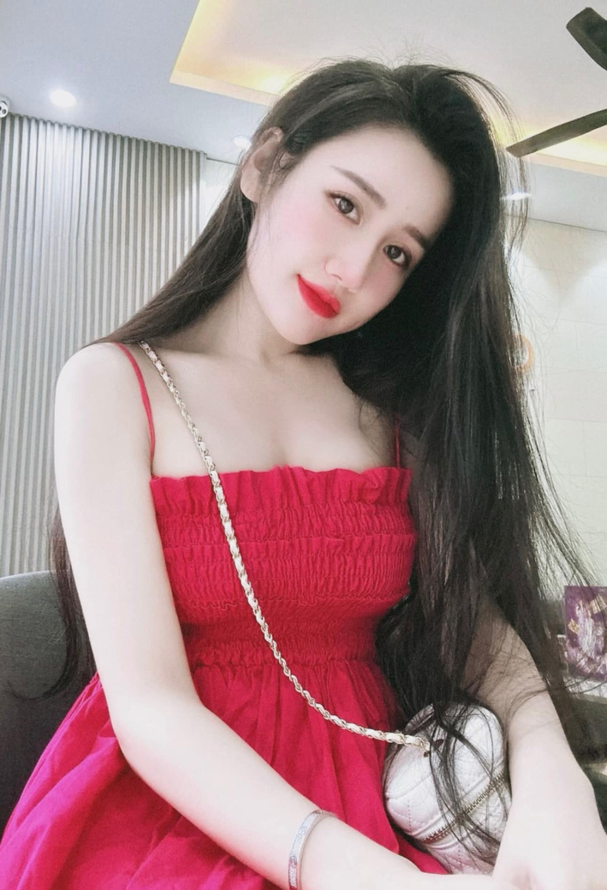 Sở hữu thân hình cân đối cùng số đo 3 vòng 87-60-92 (cm), cô nàng tự tin diện những thiết kế ôm sát khoe trọn vóc dáng.