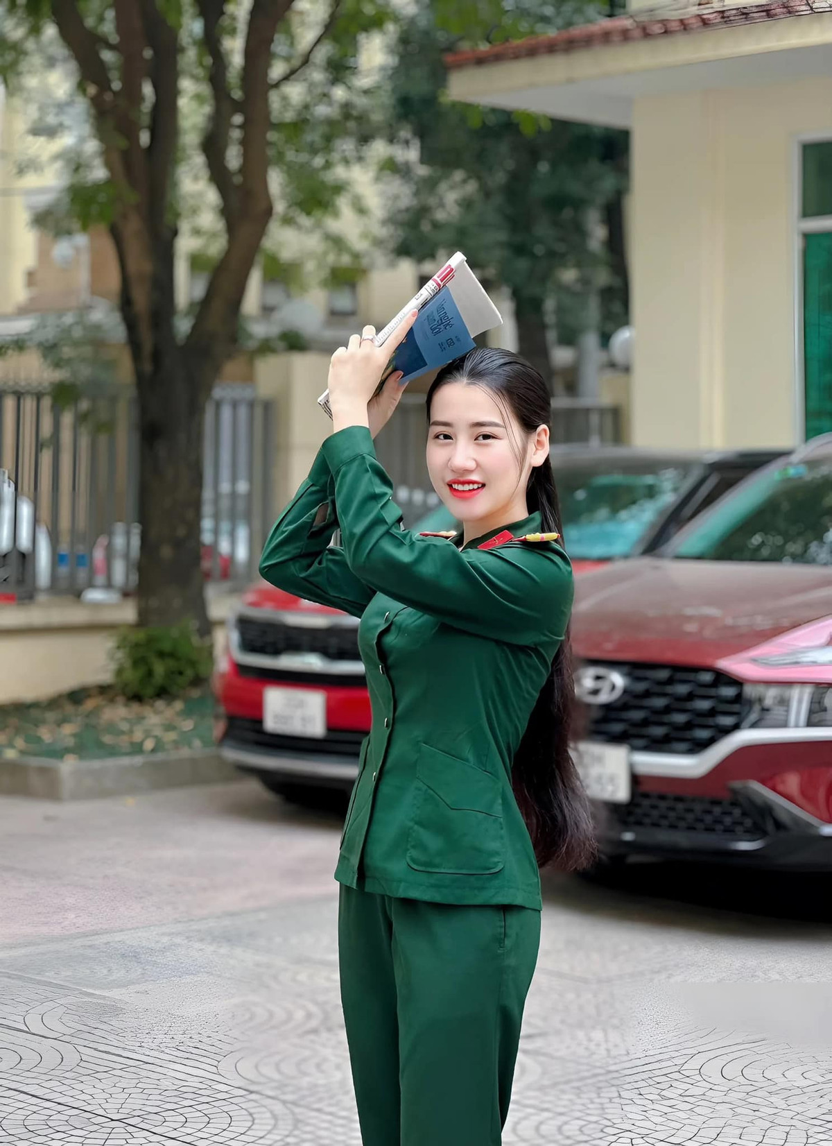 Trước đó, cô nàng cũng từng tốt nghiệp khoa Diễn viên Kịch - Điện ảnh tại trường Đại học Văn hóa - Nghệ thuật Quân đội.