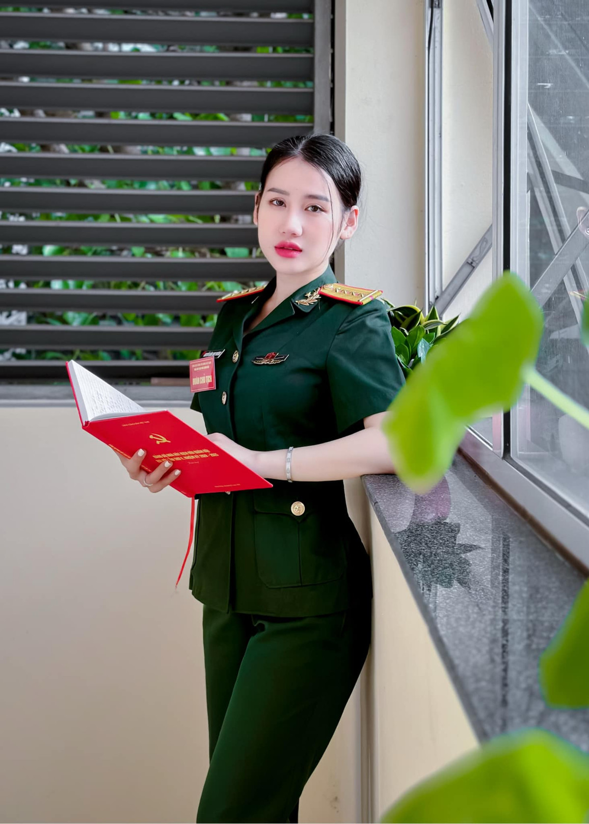 Cô có kinh nghiệm 10 năm đứng trong quân ngũ. Hiện tại, Anh Phương là Thượng úy chuyên nghiệp, thuộc biên chế của Nhà hát Kịch nói Quân đội.