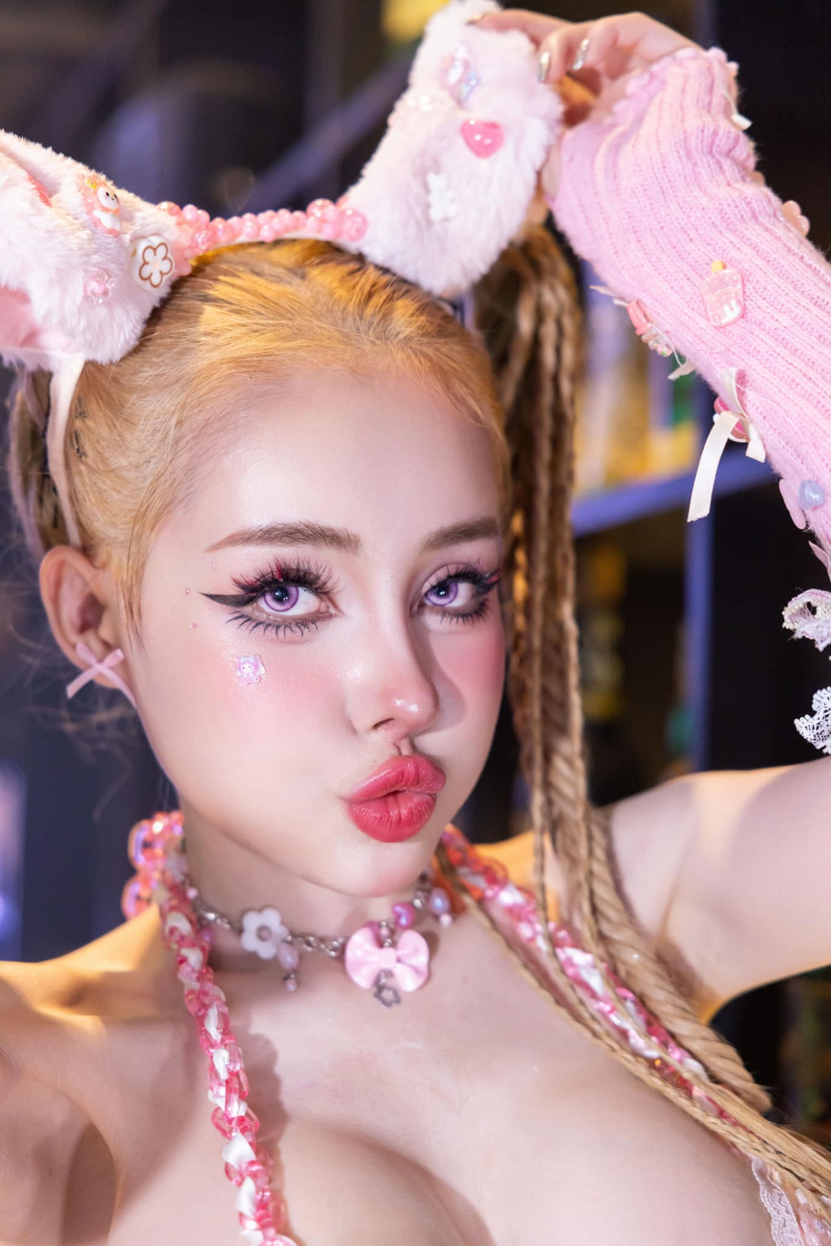 Từ lúc nổi tiếng, Ngân 98 đã trải qua nhiều cuộc "trùng tu" với bộ ngực khủng, răng sứ, nâng mũi, tiêm cằm.