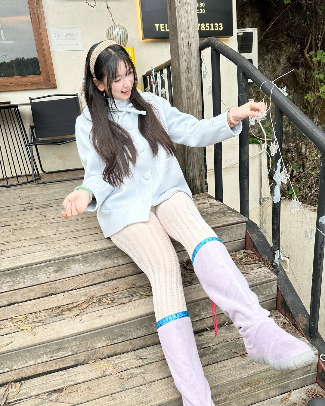 Sika Cheng sở hữu vòng 1 cùng vòng 3 cực khủng, dù không cần phải diện đồ hở hang vẫn trông vô cùng quyến rũ.