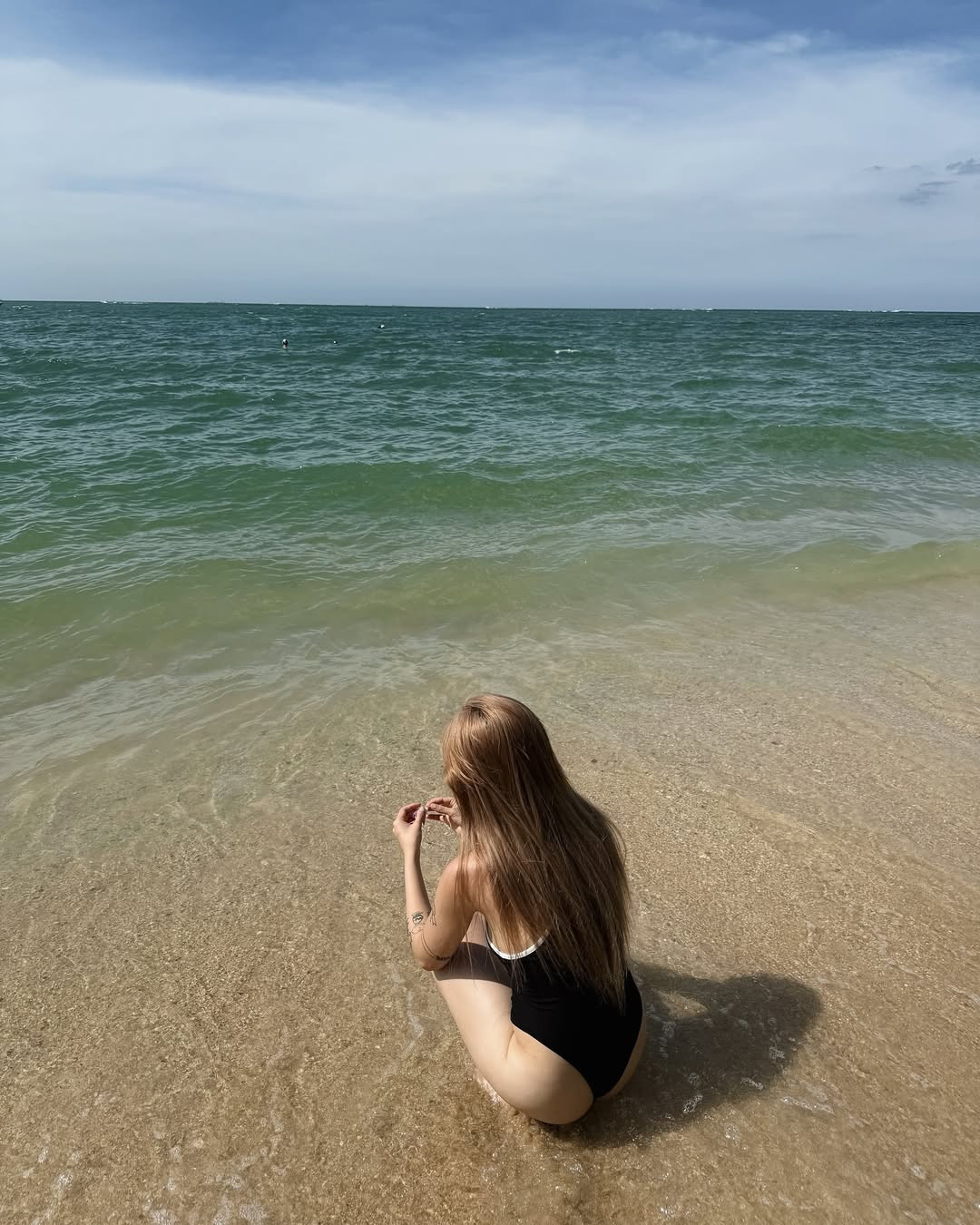 Cô nàng diện thiết kế bikini liền thân màu đen, khoe đường cong nuột nà.