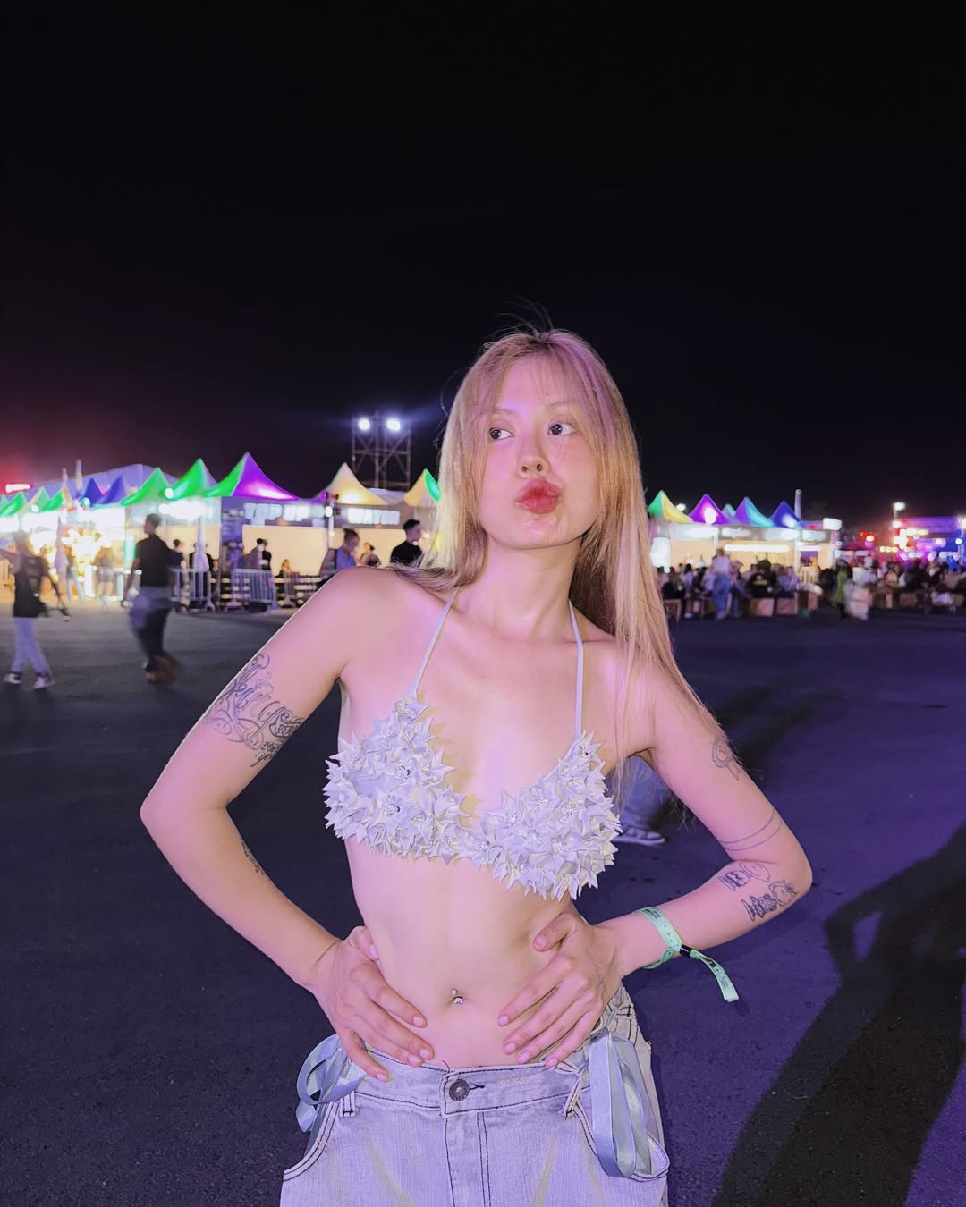 Ngày trước, Mai Âm Nhạc theo đuổi phong cách ăn mặc có phần cá tính, chất chơi, đôi lúc cô nàng cũng diện những thiết kế có phần gợi cảm, mềm mại.