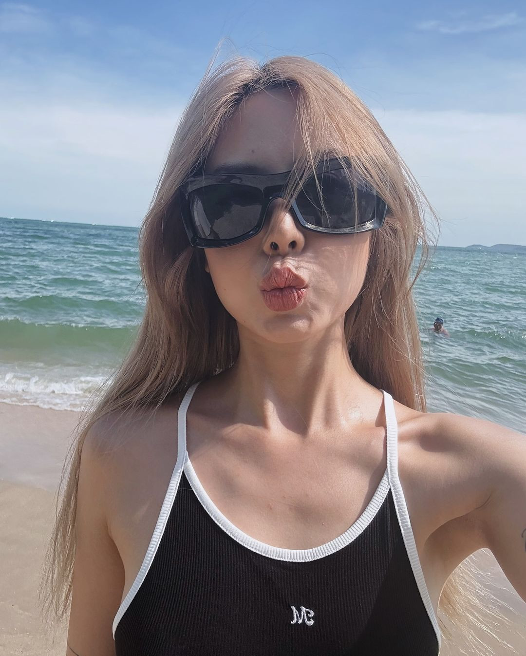 Với những người theo dõi cô nàng, dễ dàng nhận ra Mai Âm Nhạc gần đây có phong cách thời trang táo bạo, gợi cảm hơn so với trước đây.