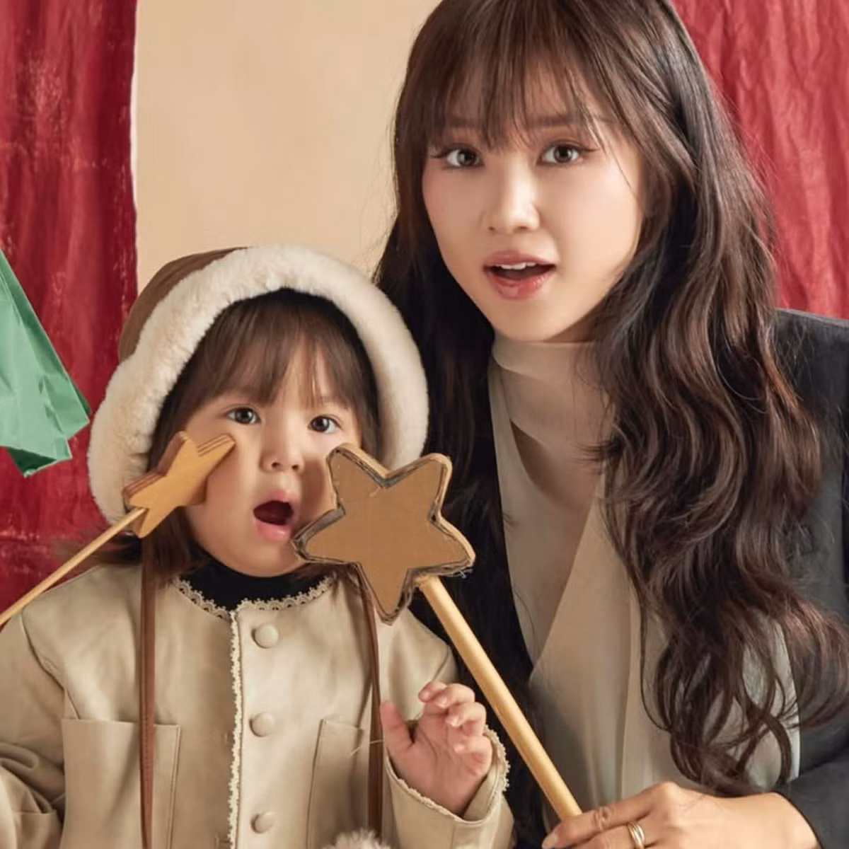 Không khí Giáng sinh không chỉ ở khắp phố phường mà còn tràn ngập trên mạng xã hội. Nhiều gia đình nổi tiếng đã cùng nhau chụp ảnh gia đình, ghi lại không khí ấm áp của mùa lễ hội. Mới đây, Salim đã đăng tải bộ ảnh chào Giáng sinh của gia đình mình, mà nhân vật chiếm spotlight chính là bé Pam.