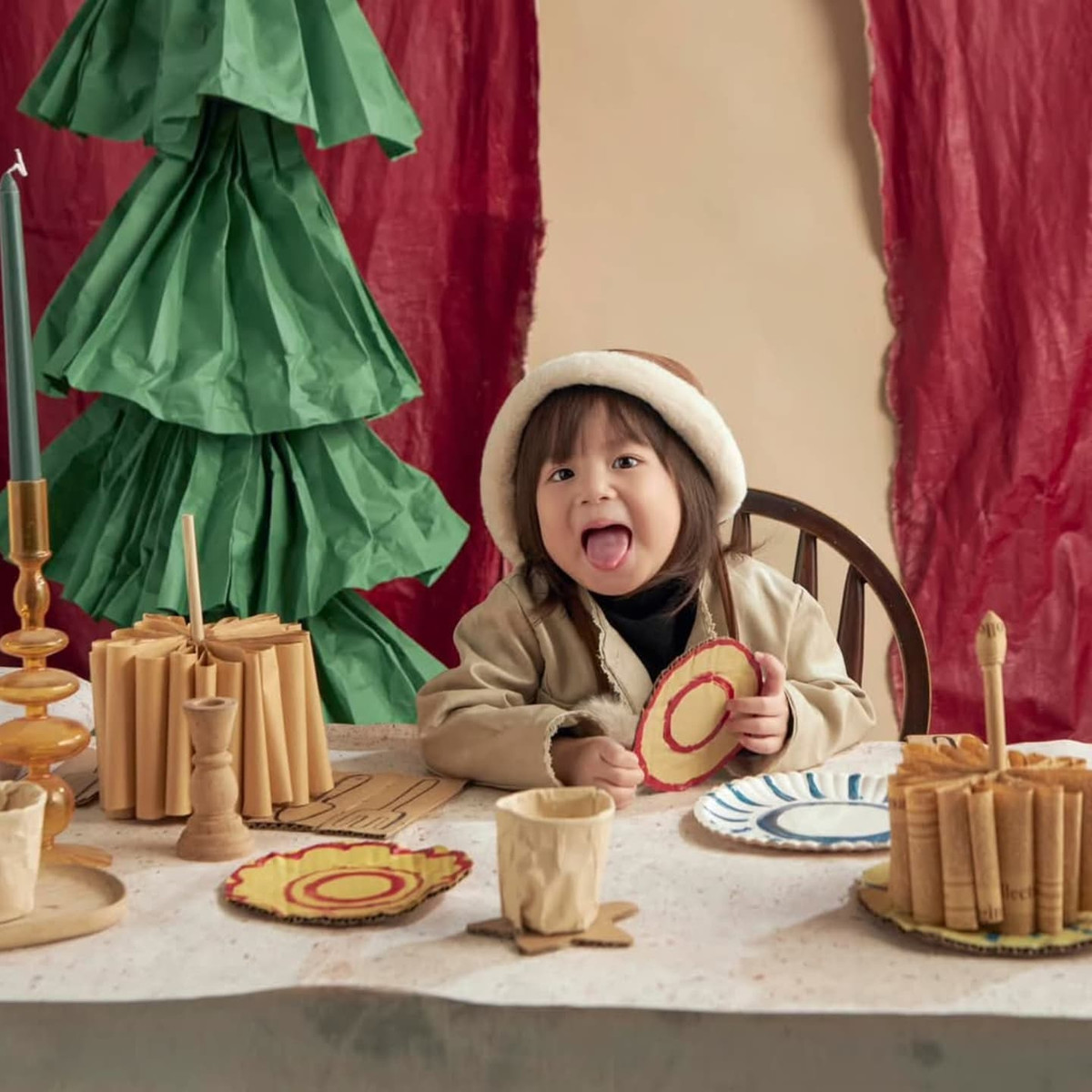 Sự dễ thương "tràn màn hình" này giúp bộ ảnh dù chỉ đăng chưa đến 24h nhưng đã hút hơn 100.000 lượt yêu thích cùng hàng nghìn bình luận.