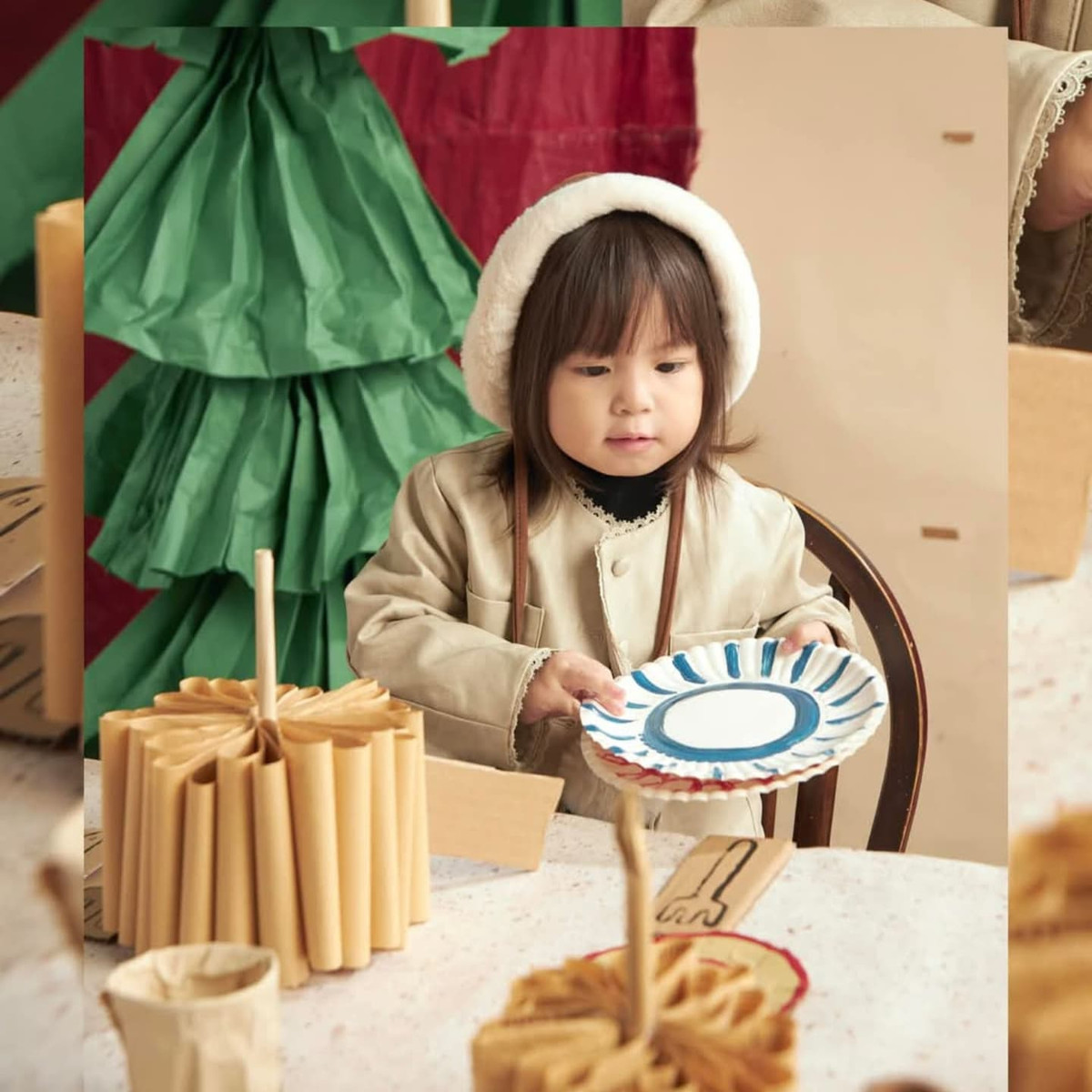 Bé Pam được mẹ diện cho set đồ với tone be nâu điệu đà, cô bé tạo dáng trước ống kính vô cùng tự nhiên.