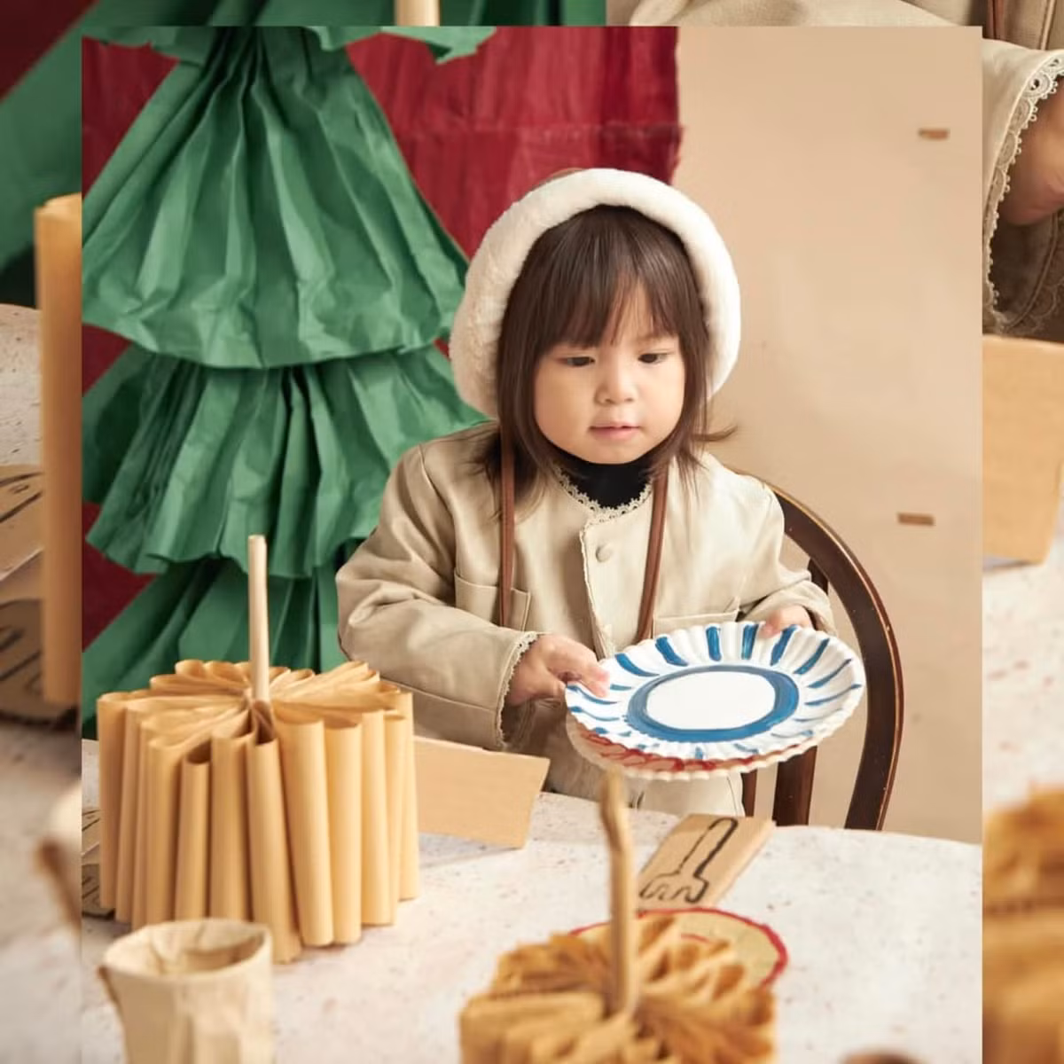 Bé Pam được mẹ diện cho set đồ với tone be nâu điệu đà, cô bé tạo dáng trước ống kính vô cùng tự nhiên.