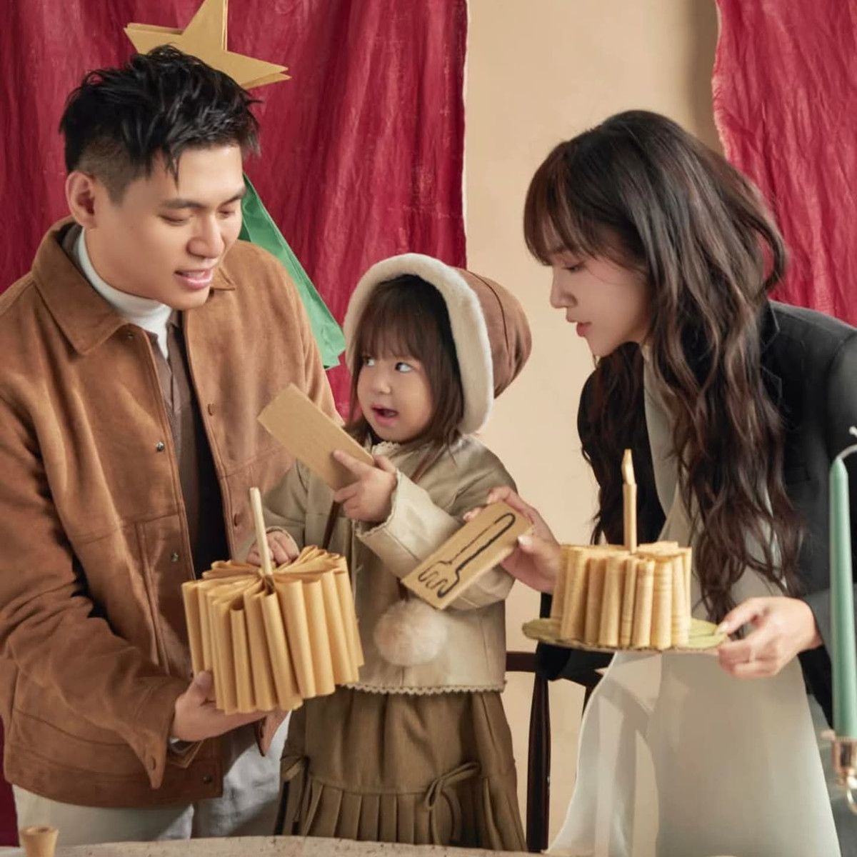 Gia đình Hạt Nhài "diễn như không diễn", mọi biểu cảm của bé Pam được chụp ảnh vô cùng tự nhiên, đáng yêu.