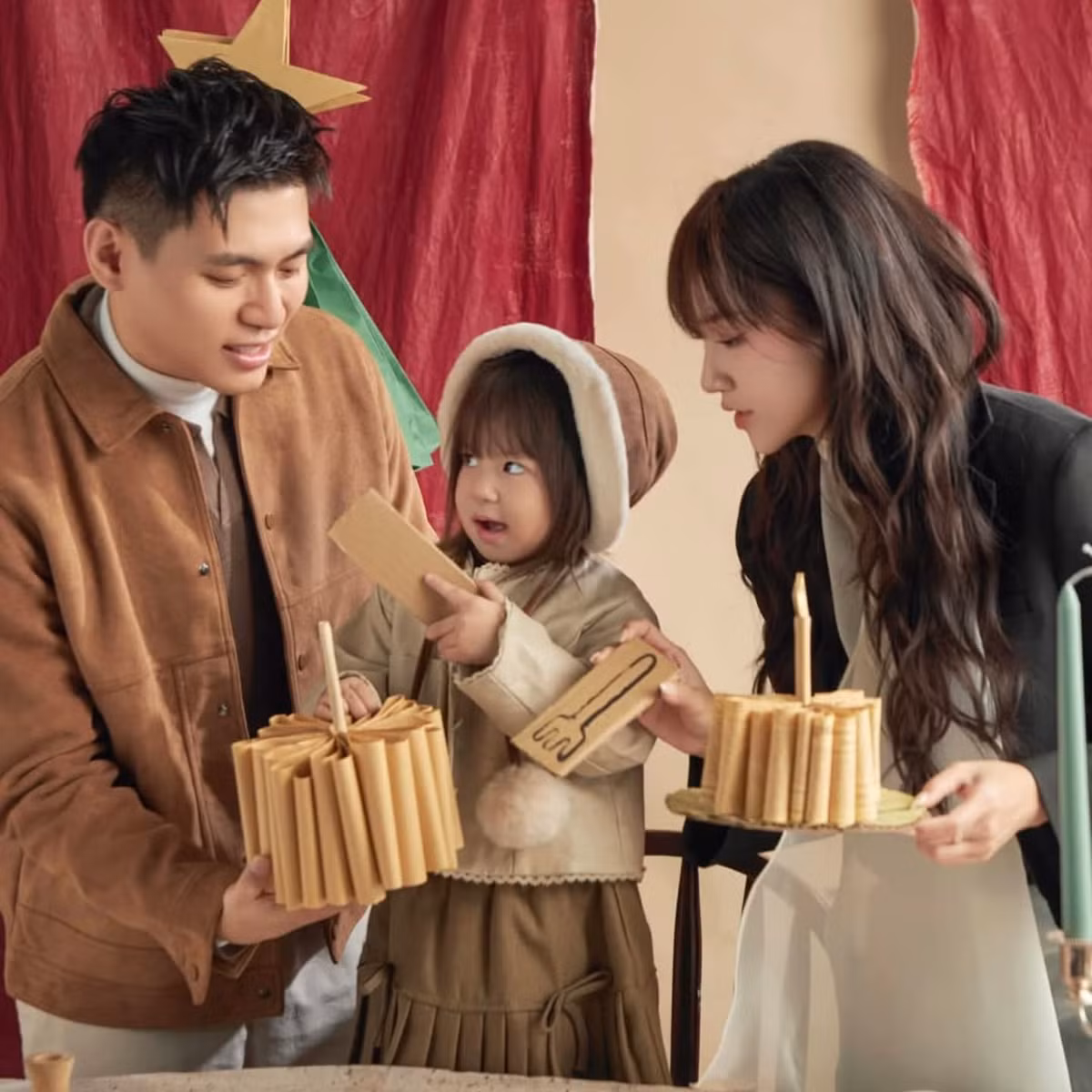 Gia đình Hạt Nhài "diễn như không diễn", mọi biểu cảm của bé Pam được chụp ảnh vô cùng tự nhiên, đáng yêu.