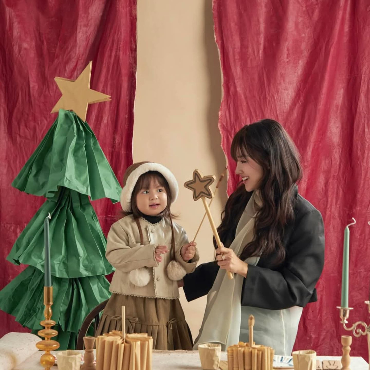 Cách trang trí bối cảnh với cây thông Noel bằng giấy khiến những bức hình tựa như khung cảnh trong những câu chuyện cổ tích.