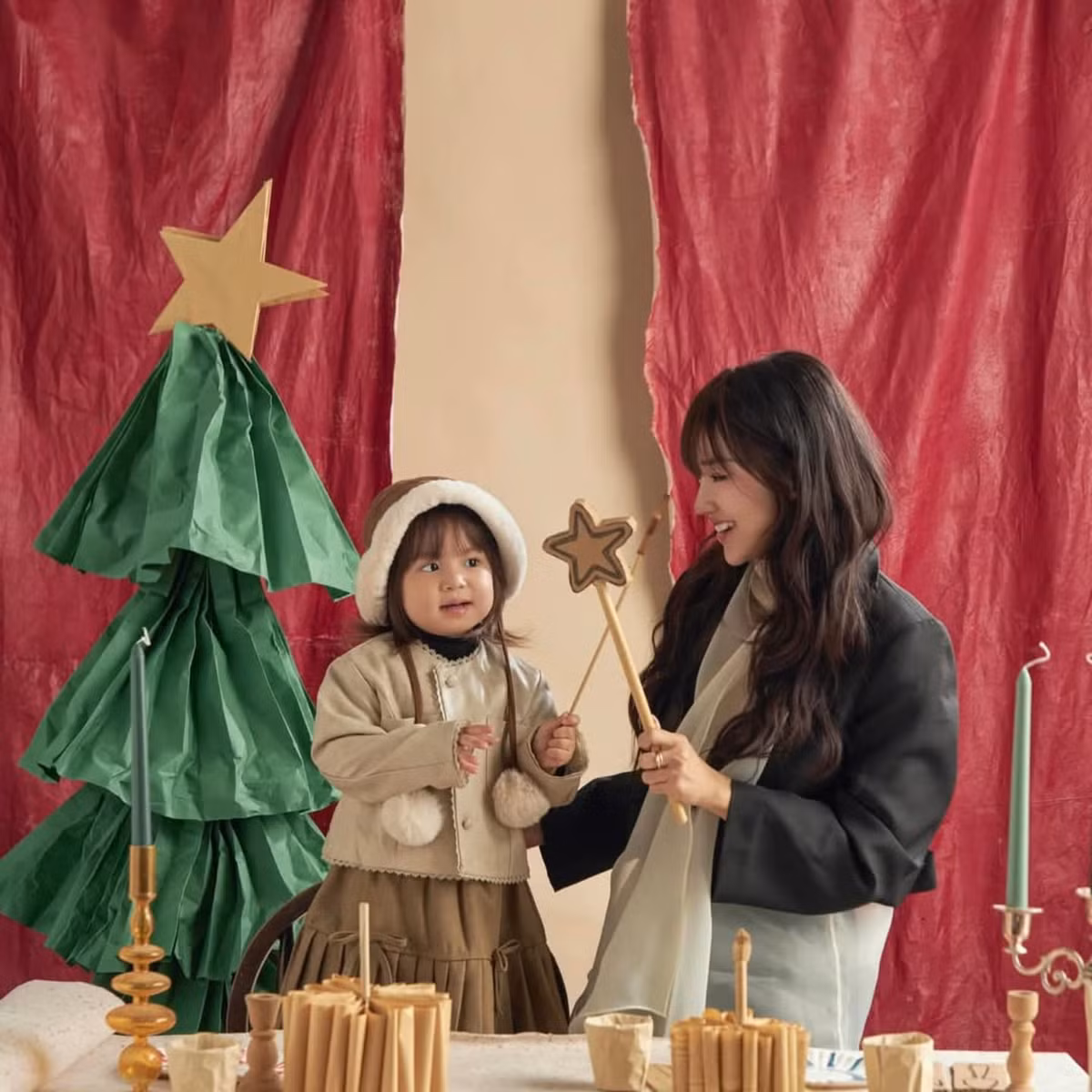 Cách trang trí bối cảnh với cây thông Noel bằng giấy khiến những bức hình tựa như khung cảnh trong những câu chuyện cổ tích.