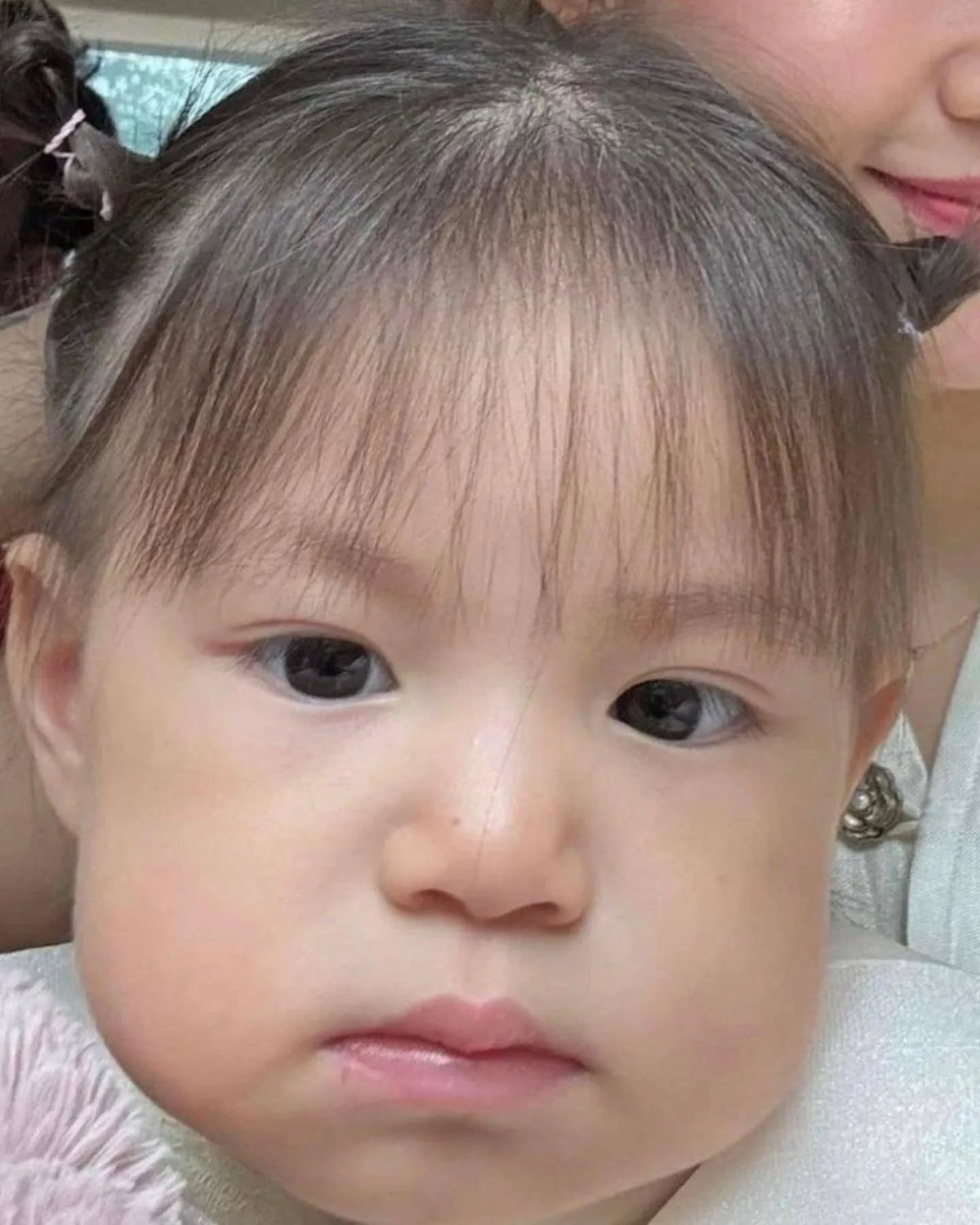 Độ nổi tiếng của Pam còn khiến cộng đồng mạng tạo nên nhiều ca khúc viral. Dù chỉ mới bập bẹ biết nói nhưng cô bé đã có loạt câu nói nổi tiếng khắp mạng xã hội như "chu chu", "trời ơi"...