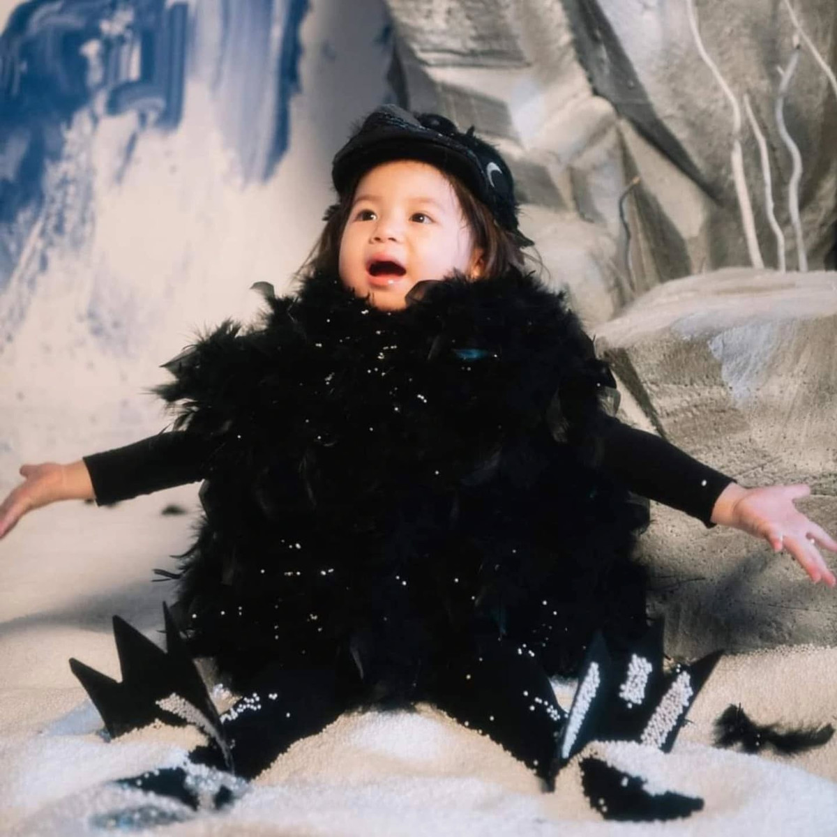 Pam là con gái của hot girl Salim và thiếu gia tập đoàn may mặc Hải Long. Bên cạnh "thành tích" em bé Việt đầu tiên sở hữu bức ảnh đạt một triệu lượt thả tim, Pam mới đây trở thành nhân vật thu hút hơn một tỷ lượt xem, dù bản thân chưa biết dùng điện thoại.