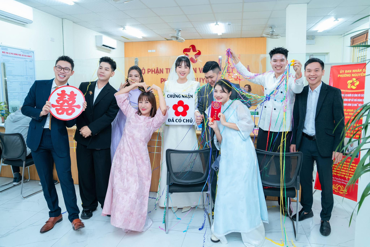 Dù khéo léo che đi gương mặt của ông xã, nhưng qua ánh mắt và nụ cười của cả hai, ai cũng có thể cảm nhận được niềm hạnh phúc của nữ MC cùng ông xã. Cô nàng cầm tấm bảng với dòng chữ "chứng nhận đã có chủ" trong sự vui mừng của bạn bè, người thân khi ở địa điểm đăng ký kết hôn.