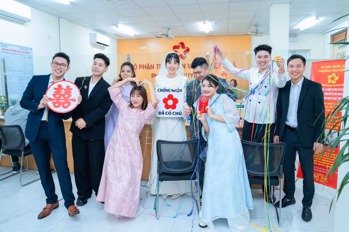 Dù khéo léo che đi gương mặt của ông xã, nhưng qua ánh mắt và nụ cười của cả hai, ai cũng có thể cảm nhận được niềm hạnh phúc của nữ MC cùng ông xã. Cô nàng cầm tấm bảng với dòng chữ "chứng nhận đã có chủ" trong sự vui mừng của bạn bè, người thân khi ở địa điểm đăng ký kết hôn.